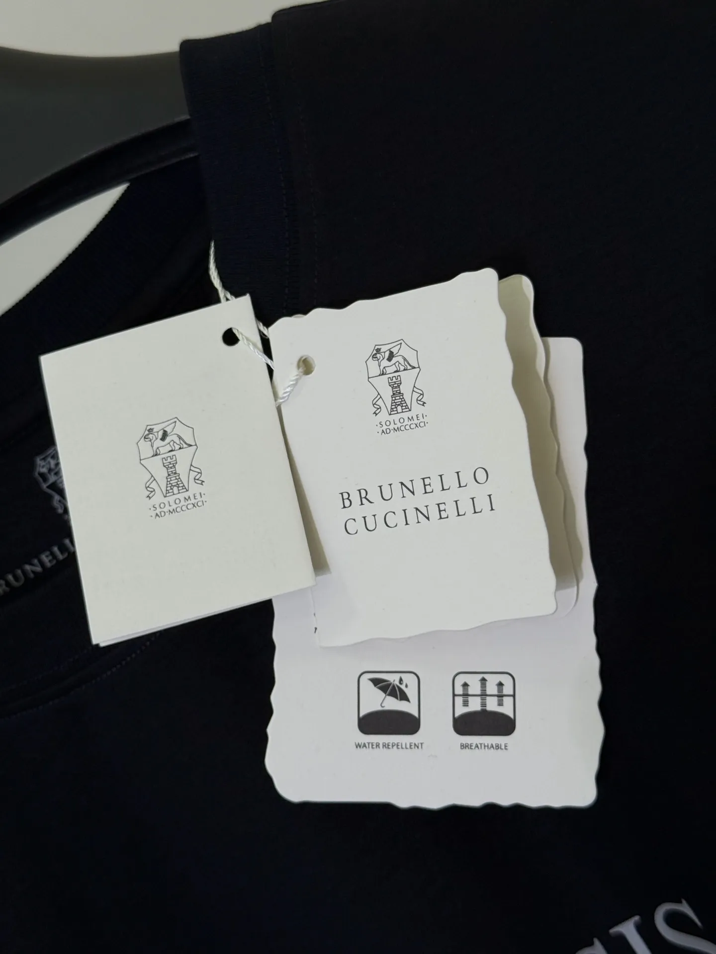 💋 Brunello Cucinelli black slogan T-shirt hides the relaxed elegance of Italy’s “King of Cashmere” in this low-key black T-shirt. The brand's iconic "ANAMNESIS" slogan print is presented in delicate white letters and has a cool texture on a pure black background. It is a taste that knowledgeable people can get at a glance. The brand's iconic high-count cotton material is selected, which is as soft as clouds, draped and stylish, and the upper body has an "expensive sense of relaxation". The neat and slightly loose version is suitable for daily outings and light business commuting. A black T-shirt can keep you low-key and decent in all occasions. M-3Xl